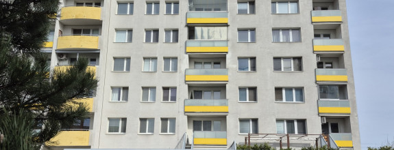 Predaj 3 izbového slnečného výnimočného bytu s vlastnou TERASOU a loggiou na ulici L. Fullu v Karlovej vsi. 150m2 byt+terasa+loggia