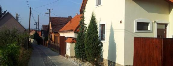 Prenájom-Bratislava- Záhorská Bystrica, 4-izbový rodinný dom s garážou