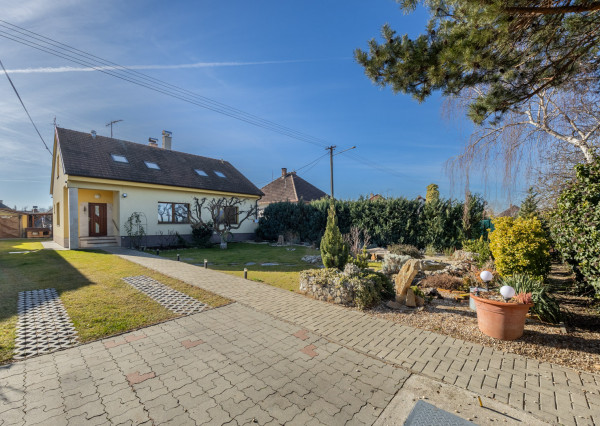 Lozorno - predaj 6-izbového rodinného domu s veľkou záhradou a garážou, 1119 m2.  REZERVOVANÉ