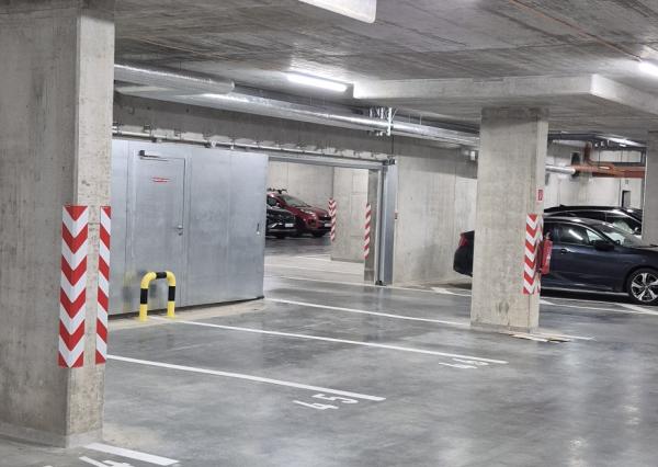 Parkovacie miesto v garáži v bytovom komplexe Rínok Rača.