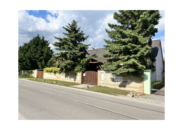 PREDAJ - 2 generačný RD vo Vajnoroch na  veľkom pozemku