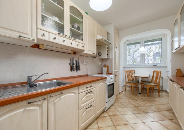 Predaj - 3-izbový svetlý byt, 64 m2, loggia 5m2, Matejkova ulica, Bratislava - Dlhé Diely