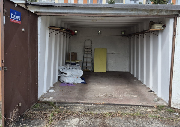 NA PREDAJ Garáž v Rači.