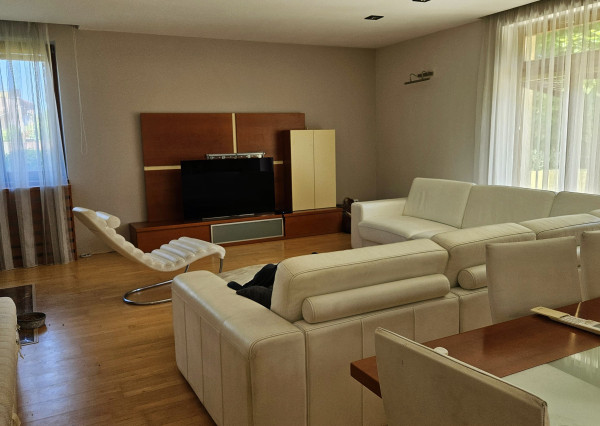 PREDAJ - Krásny rodinný dom vo Vajnoroch s veľkým pozemkom