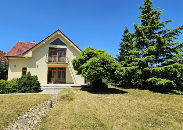 PREDAJ - Krásny rodinný dom vo Vajnoroch s veľkým pozemkom