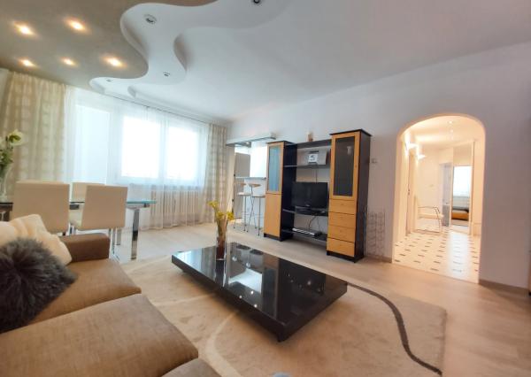 Predaj 3 izbového slnečného výnimočného bytu s vlastnou TERASOU a loggiou na ulici L. Fullu v Karlovej vsi. 80m2 byt+terasa 80m2+loggia6m2