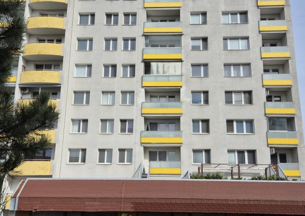 Predaj 3 izbového slnečného výnimočného bytu s vlastnou TERASOU a loggiou na ulici L. Fullu v Karlovej vsi. 150m2 byt+terasa+loggia