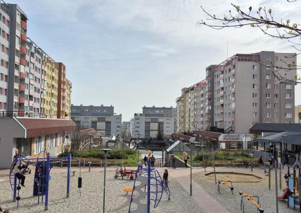 Predaj 3 izbového slnečného výnimočného bytu s vlastnou TERASOU a loggiou na ulici L. Fullu v Karlovej vsi. 150m2 byt+terasa+loggia