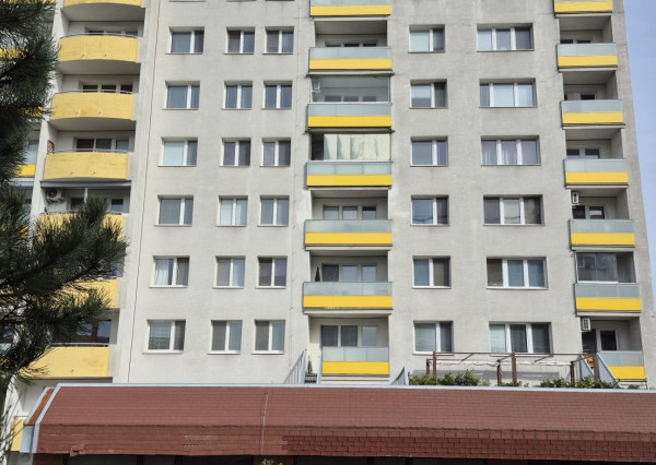 Predaj 3 izbového slnečného výnimočného bytu s vlastnou TERASOU a loggiou na ulici L. Fullu v Karlovej vsi. 150m2 byt+terasa+loggia