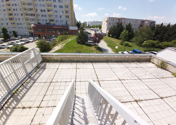 Predaj 3 izbového slnečného výnimočného bytu s vlastnou TERASOU a loggiou na ulici L. Fullu v Karlovej vsi. 80m2 byt+terasa 80m2+loggia6m2
