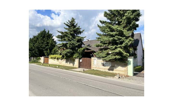 PREDAJ - 2 generačný RD vo Vajnoroch na  veľkom pozemku
