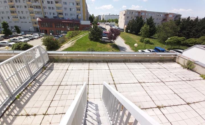Predaj 3 izbového slnečného výnimočného bytu s vlastnou TERASOU a loggiou na ulici L. Fullu v Karlovej vsi. 80m2 byt+terasa 80m2+loggia6m2 - fotografia 2