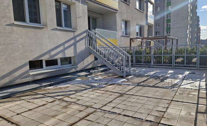 Predaj 3 izbového slnečného výnimočného bytu s vlastnou TERASOU a loggiou na ulici L. Fullu v Karlovej vsi. 80m2 byt+terasa 80m2+loggia6m2