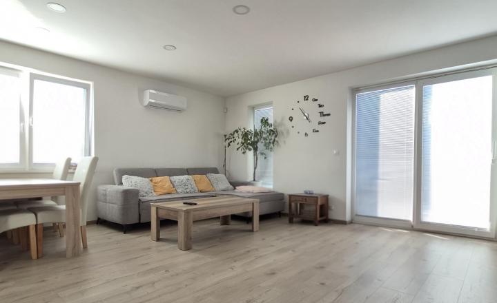Novostavba samostatného moderného 4-izbového rodinného domu s terasou na pozemku 510 m² - fotografia 10