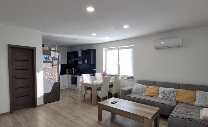 Novostavba samostatného moderného 4-izbového rodinného domu s terasou na pozemku 510 m² - fotografia 17