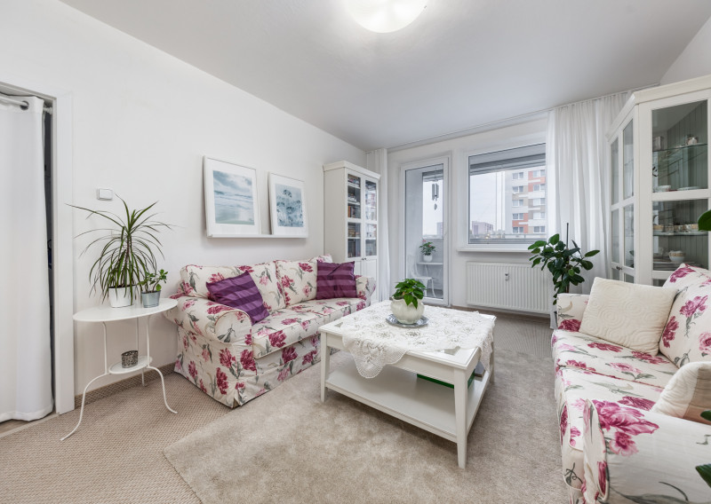 REZERVOVANÉ. Predaj 3-izbový slnečný byt s loggiou, 3. poschodie, 70 m2, Toryská ul.č.9, Bratislava-Vrakuňa
