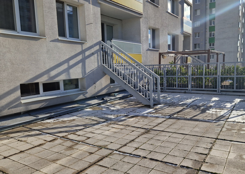 Predaj 3 izbového slnečného výnimočného bytu s vlastnou TERASOU a loggiou na ulici L. Fullu v Karlovej vsi. 80m2 byt+terasa 80m2+loggia6m2